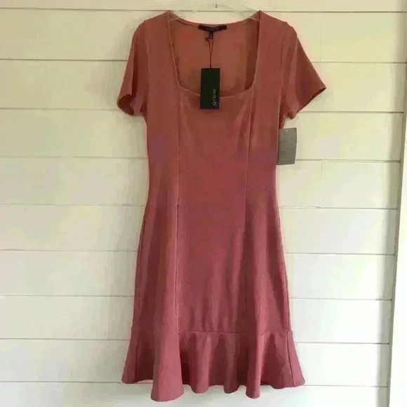 19 Cooper NWT Form Fitting Mauve Dress With Ruffle Hem Size S - Picture 3 of 6